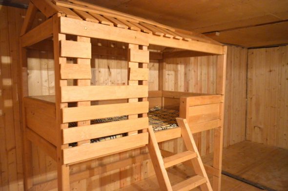 Кровать чердак домик из дерева
