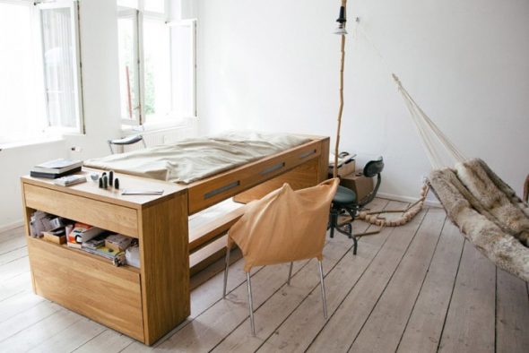Кровать и рабочий стол - два в одном
