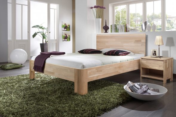 кровать из дерева в спальне