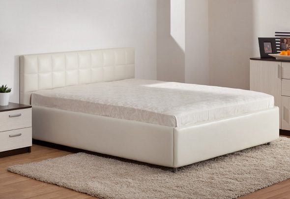 Двуспальная кровать с подъемным механизмом: решение проблемы с хранением.