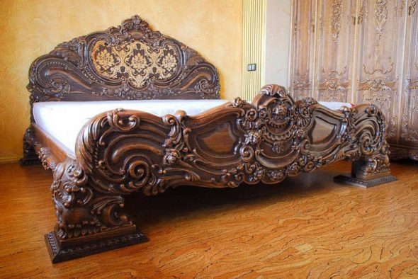 Кровать, выполненная в интерьерном стиле барокко