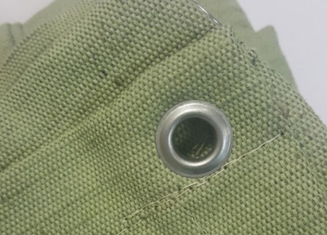 Зеленый брезентовый тент с люверсом круглого типа