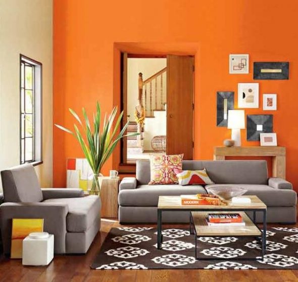 Нейтральный диван в цветном интерьере