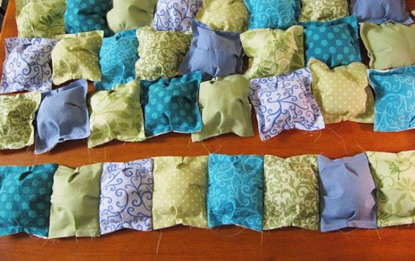 Пуфы-кармашки для одеяла