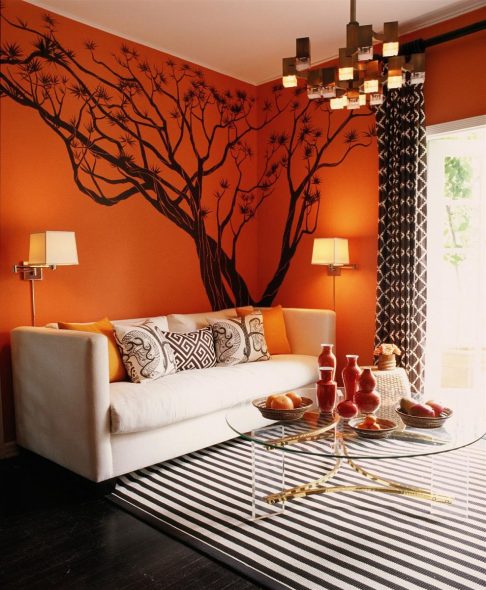 оранжевая стена пастельный диван