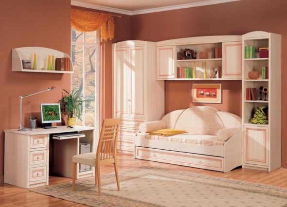 Оранжевая теплая и уютная комната для девочки