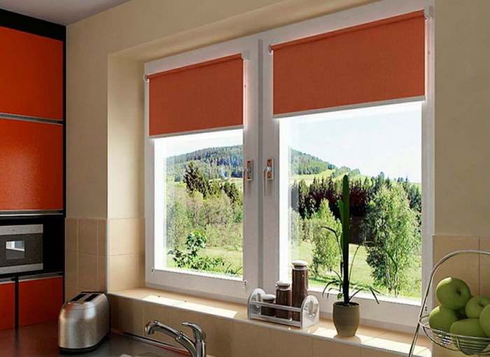 Оранжевый рулонные шторы над кухонной мойкой