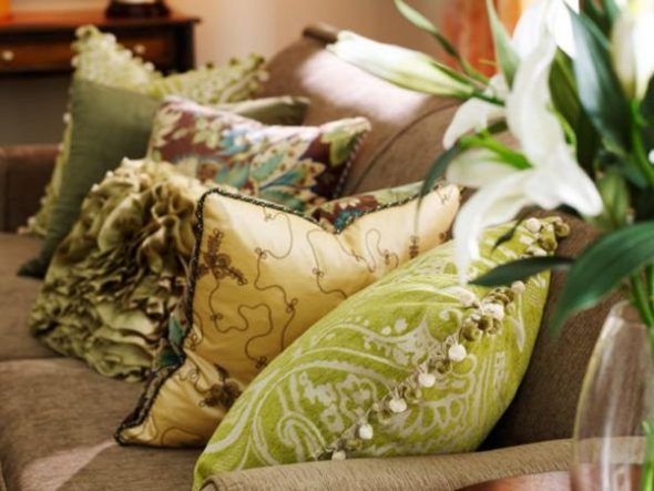 Как освежить интерьер с помощью декоративных подушек?