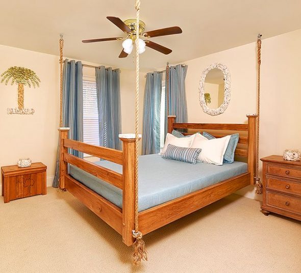 Подвесная кровать в тропическом стиле