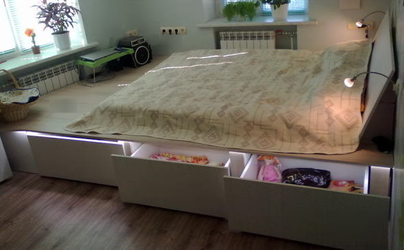 Постоянная кровать на подиуме