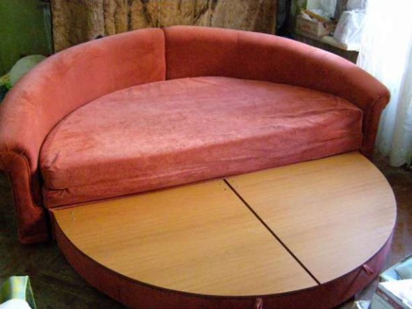 Поворотный диван круглой формы