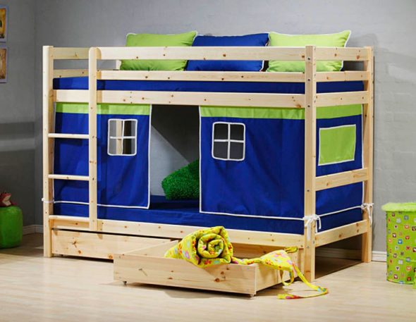 Пример детской кровати с домиков внизу