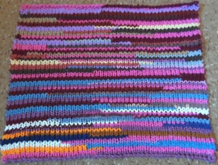 Разноцветный коврик спицами