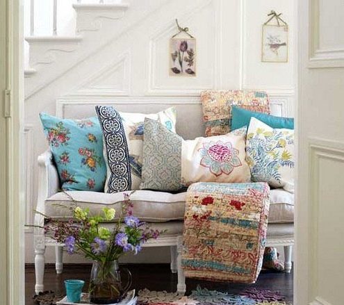 Разнообразные диванные подушки для небольшого диванчика 