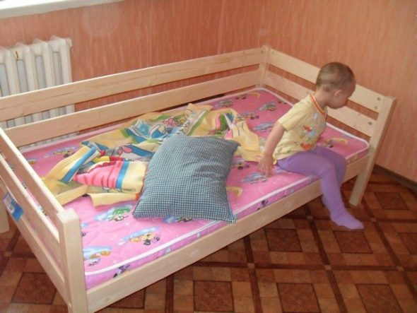 сделать самому кровать для ребенка фото