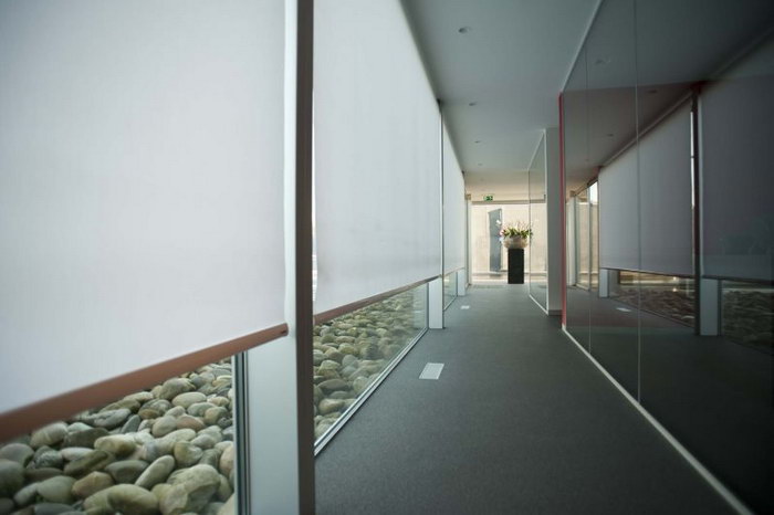 Узкий коридор с рулонными шторами на панорамных окнах