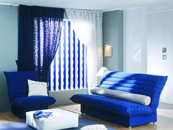 синий диван в комнате