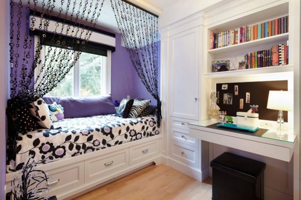 Сиренево-белая спальня с черными элементами