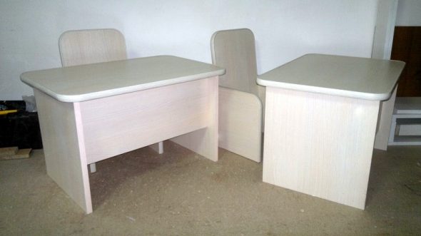 Собранные столы и стулья