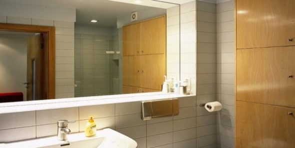 способом установки зеркала в ванной комнате является вклеивание в плитку