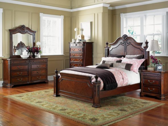 Стильная спальня в классическом стиле с деревянной кроватью у окна