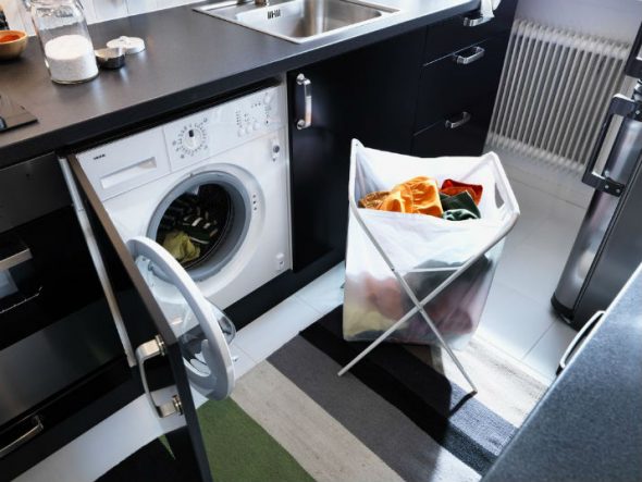 стиральная машина на кухне белье