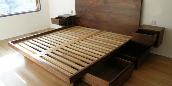 Кровать с деревянными ламелями