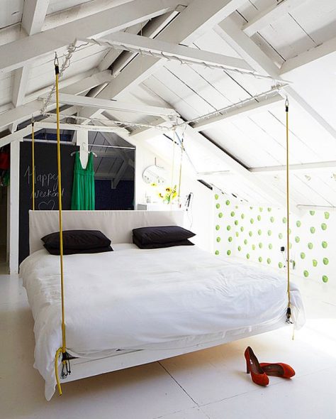 Подвесная кровать над поверхностью комнаты