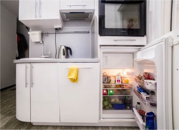 Встроенный холодильник под столешницей
