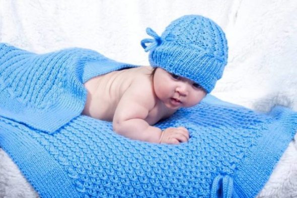Вязанное голубое одеяло 