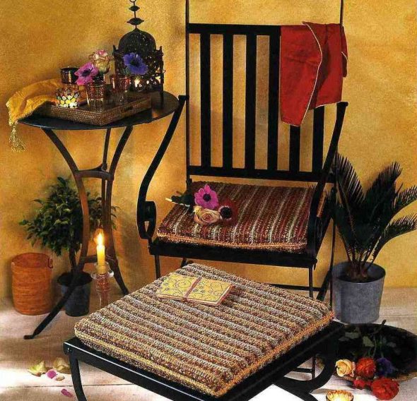 Вязанные подушки для стула 