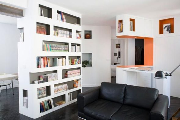 дизайн гостиной с книжным шкафом