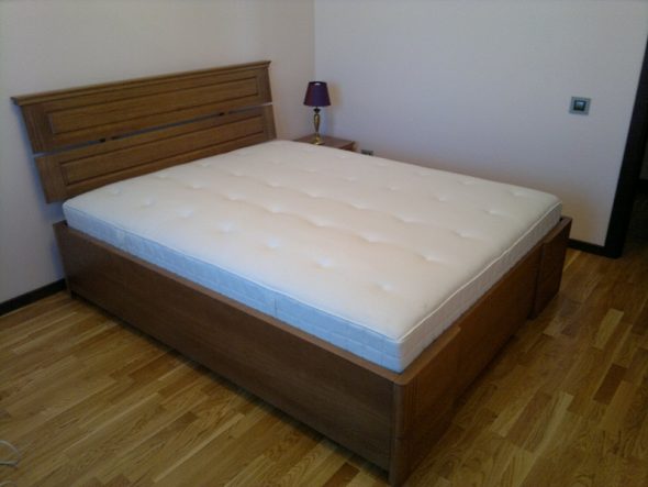 Высокая деревянная кровать