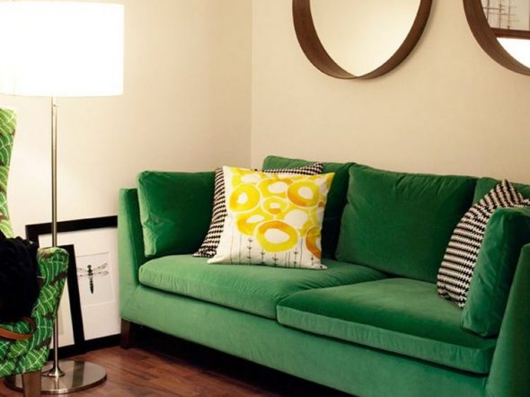 зеленый диван в интерьере дома