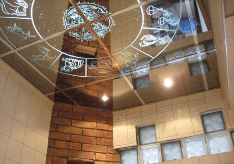Зеркальный потолок в интерьере