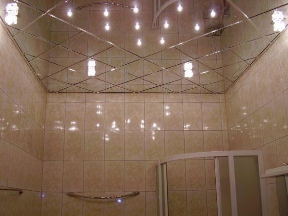 зеркальный потолок ванной