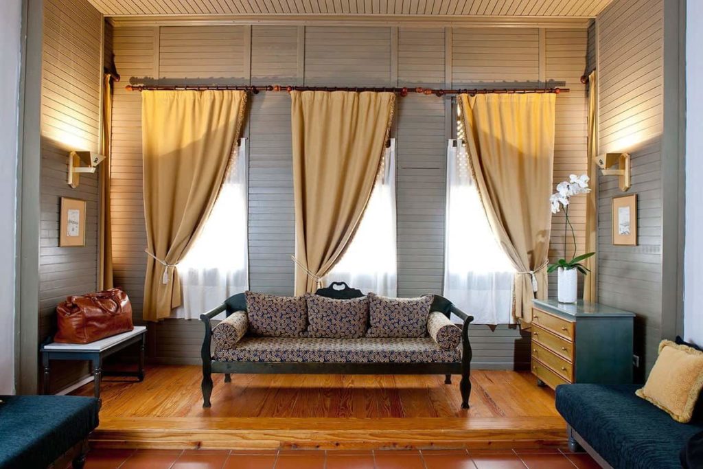 Короткие шторы в интерьере гостиной: особенности выбора
